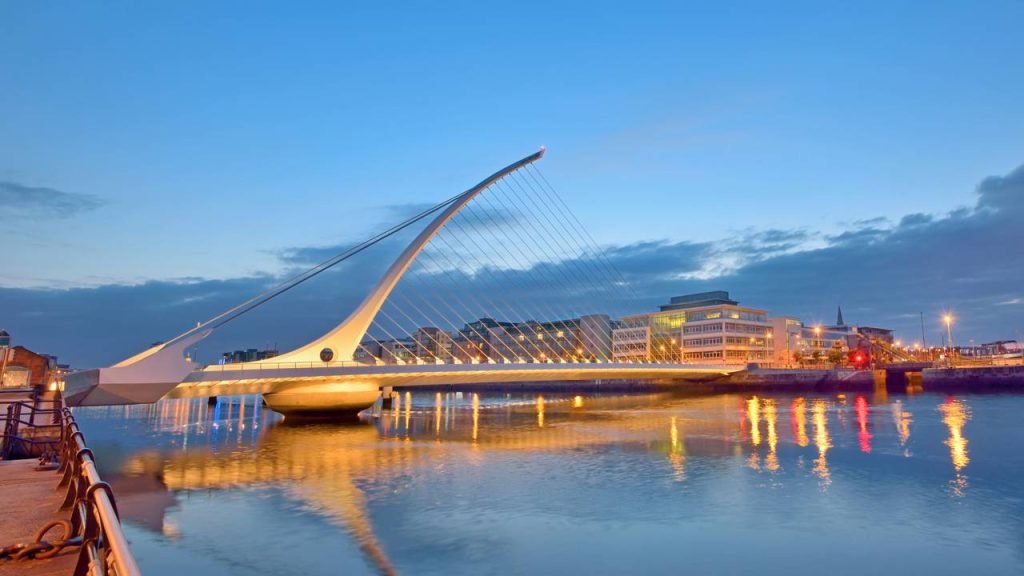 Com 124 metros de extensão e um design que lembra uma harpa, a ponte irlandesa de 2009 virou um marco moderno da engenharia rotatória em Dublin