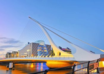 Com 124 metros de extensão e um design que lembra uma harpa, a ponte irlandesa de 2009 virou um marco moderno da engenharia rotatória em Dublin