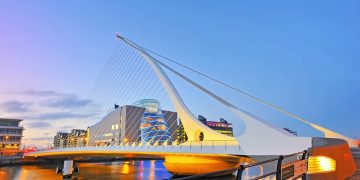 Com 124 metros de extensão e um design que lembra uma harpa, a ponte irlandesa de 2009 virou um marco moderno da engenharia rotatória em Dublin