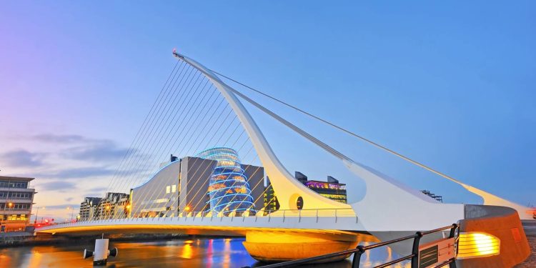 Com 124 metros de extensão e um design que lembra uma harpa, a ponte irlandesa de 2009 virou um marco moderno da engenharia rotatória em Dublin