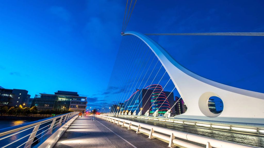 Com seu pilar de 48 metros em formato de harpa celta e rotativa, a ponte de Dublin de 2009 tornou-se o maior símbolo da música e da engenharia