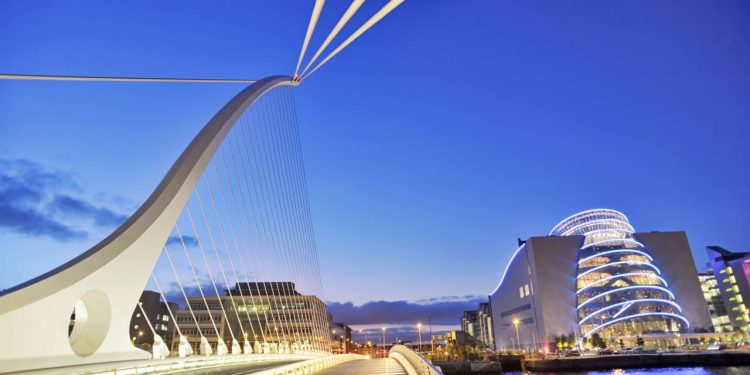 Com seu pilar de 48 metros em formato de harpa celta e rotativa, a ponte de Dublin de 2009 tornou-se o maior símbolo da música e da engenharia