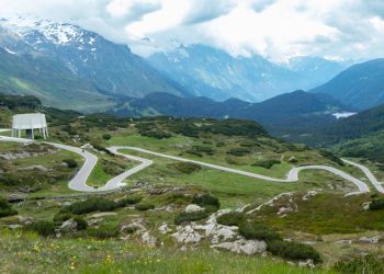 Com 2.066 metros de altura nos Alpes, a passagem suíça destaca-se pela engenharia histórica em rotas sinuosas
