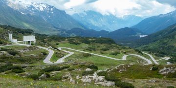 Com 2.066 metros de altura nos Alpes, a passagem suíça destaca-se pela engenharia histórica em rotas sinuosas