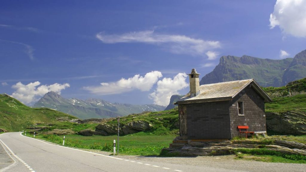 Com 2.066 metros de altura nos Alpes, a passagem suíça destaca-se pela engenharia histórica em rotas sinuosas