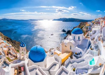 Erguida a 300 metros sobre o mar, a ilha grega nasceu de uma erupção há 3.600 anos e surge como um belo recorde visual e geológico