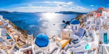 Erguida a 300 metros sobre o mar, a ilha grega nasceu de uma erupção há 3.600 anos e surge como um belo recorde visual e geológico