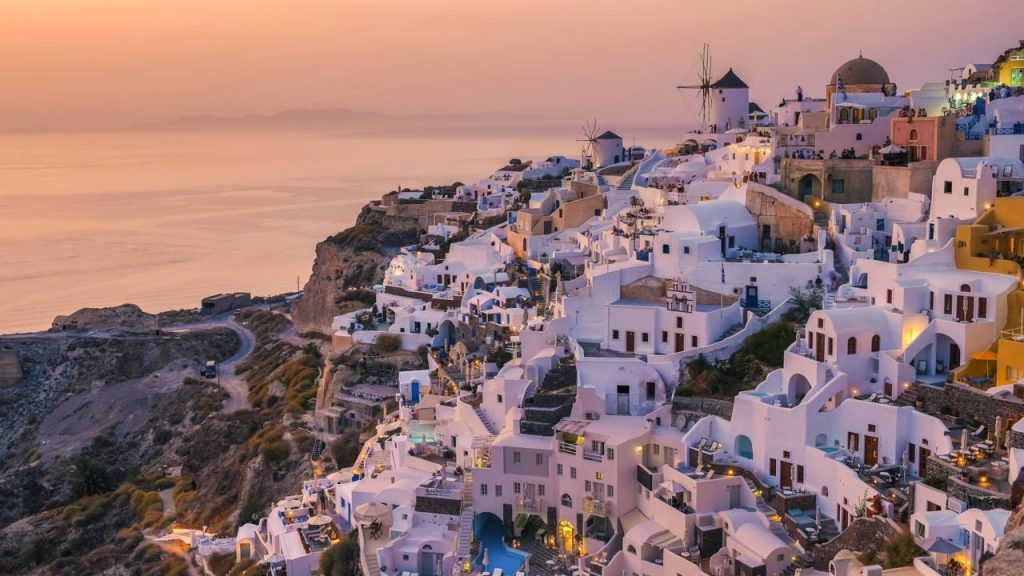 Erguida a 300 metros sobre o mar, a ilha grega nasceu de uma erupção há 3.600 anos e surge como um belo recorde visual e geológico