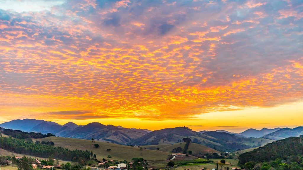 Aos pés da Pedra do Baú com 1.950 metros, a cidade paulista surge como um dos destinos mais rústicos e frios da Serra da Mantiqueira