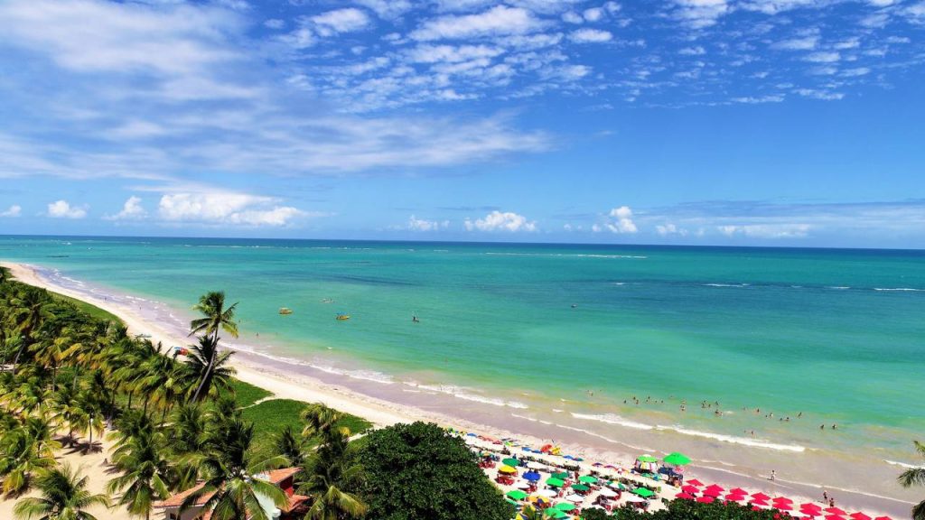 Não é o Caribe! A cidade brasileira é referência em tranquilidade e exclusividade, com piscinas naturais de águas mornas e cristalinas