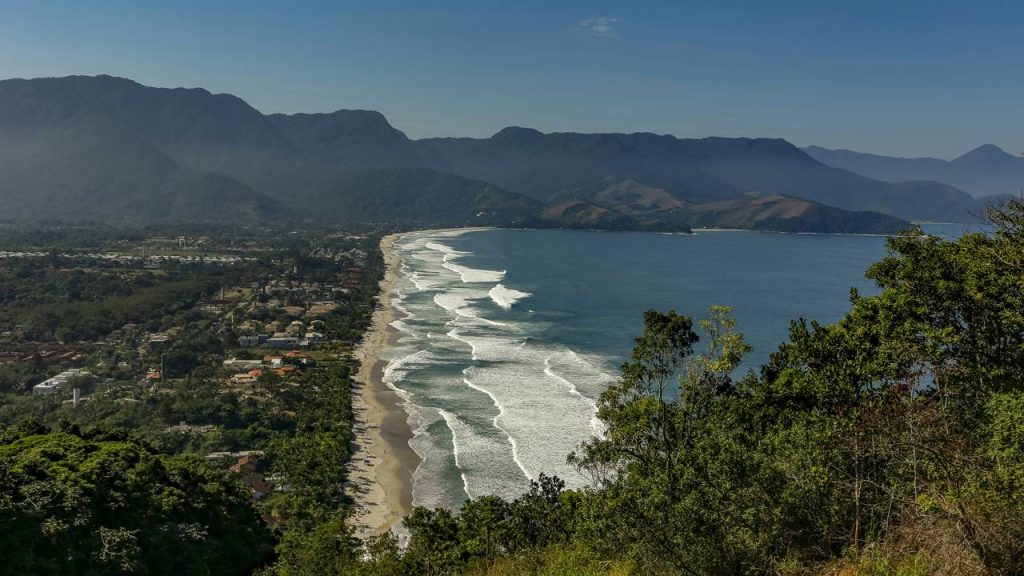 Cidade ideal para quem busca trabalhar em um dos portos mais estratégicos do Brasil e viver entre o mar e a serra