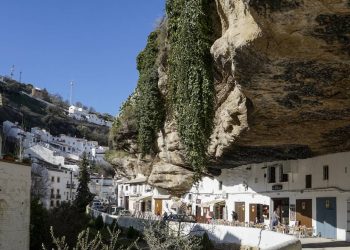 Com suas casas esculpidas sob rochas gigantes, a cidade na Espanha surge como um recorde de adaptação e engenharia natural