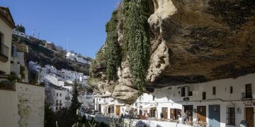 Com suas casas esculpidas sob rochas gigantes, a cidade na Espanha surge como um recorde de adaptação e engenharia natural