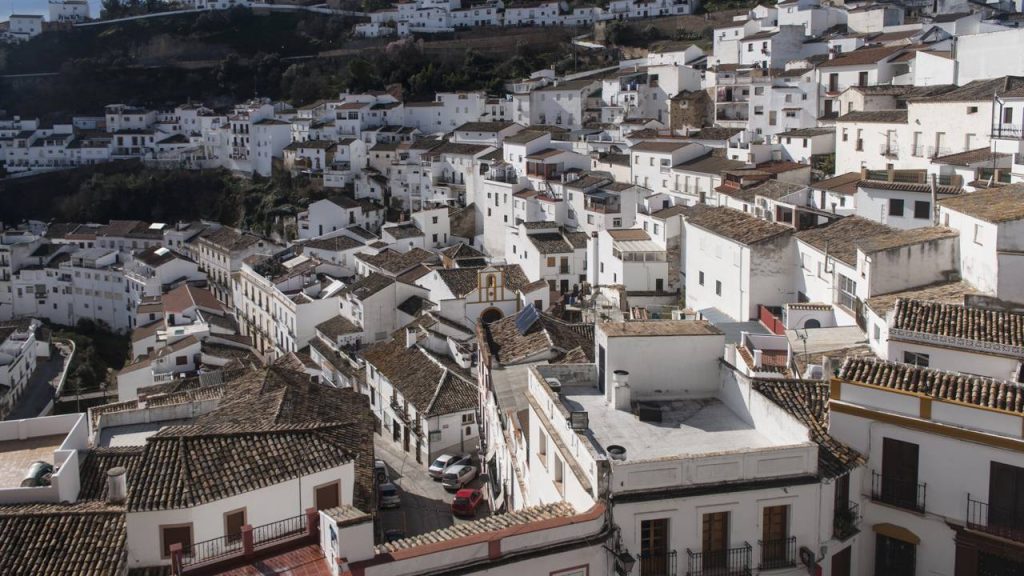 Com suas casas esculpidas sob rochas gigantes, a cidade na Espanha surge como um recorde de adaptação e engenharia natural