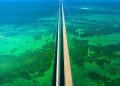 A interminável ponte de 10,9 km de extensão sobre as águas azuis da Flórida que une ilhas paradisíacas e parece flutuar rumo ao infinito