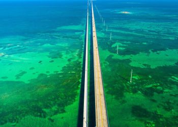 A interminável ponte de 10,9 km de extensão sobre as águas azuis da Flórida que une ilhas paradisíacas e parece flutuar rumo ao infinito