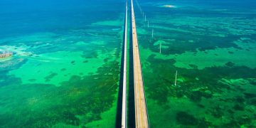A interminável ponte de 10,9 km de extensão sobre as águas azuis da Flórida que une ilhas paradisíacas e parece flutuar rumo ao infinito