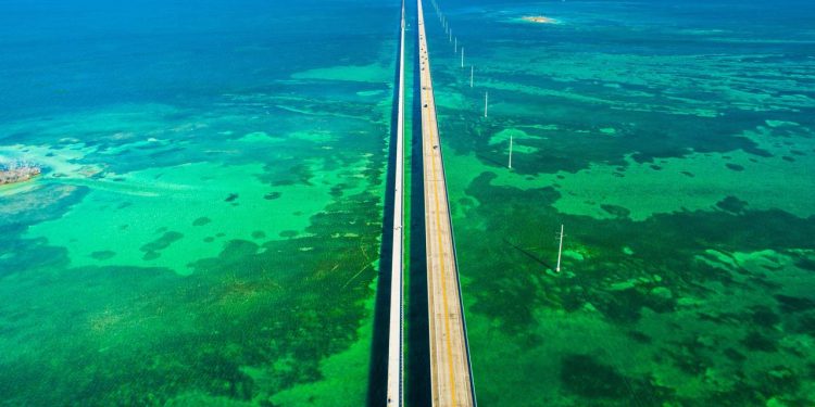 A interminável ponte de 10,9 km de extensão sobre as águas azuis da Flórida que une ilhas paradisíacas e parece flutuar rumo ao infinito