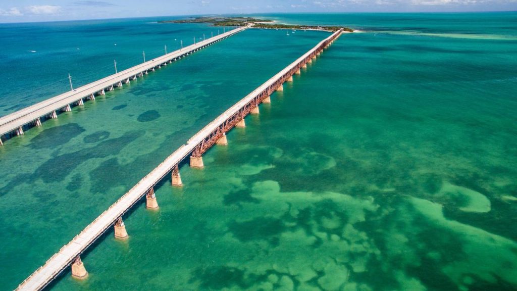 A interminável ponte de 10,9 km de extensão sobre as águas azuis da Flórida que une ilhas paradisíacas e parece flutuar rumo ao infinito