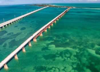 Com 10,8 km de extensão sobre o mar, a Seven Mile Bridge na Flórida quebra um recorde de engenharia de concreto nos Estados Unidos
