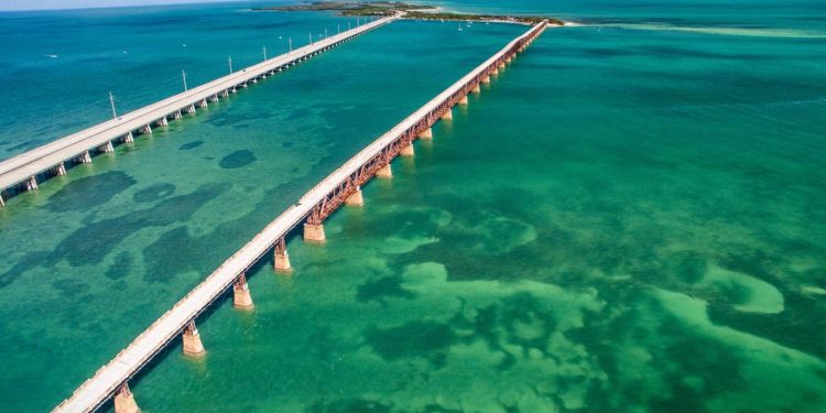 Com 10,8 km de extensão sobre o mar, a Seven Mile Bridge na Flórida quebra um recorde de engenharia de concreto nos Estados Unidos