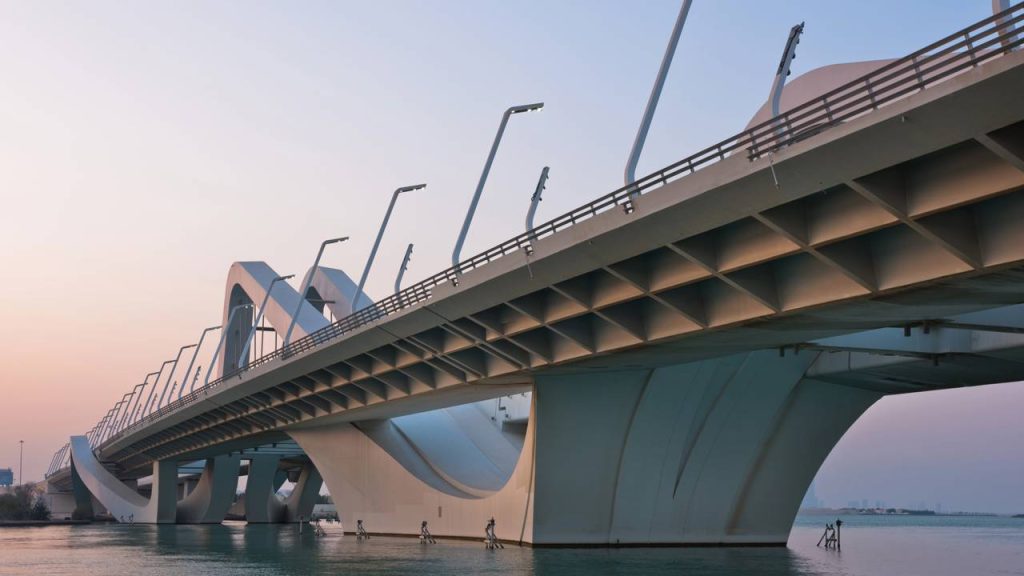 Com arcos em formato de dunas e 842 metros de extensão, a estrutura de US$ 300 milhões é uma obra-prima de Zaha Hadid nos Emirados