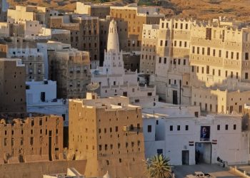 A impressionante metrópole de lama no meio do deserto do Iêmen que abriga arranha-céus construídos há 500 anos