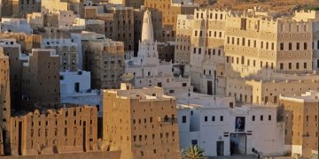 A impressionante metrópole de lama no meio do deserto do Iêmen que abriga arranha-céus construídos há 500 anos