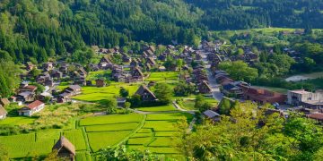 Construída há 250 anos, a vila japonesa possui 114 casas de palha que resistem à neve extrema e marcam um recorde de arquitetura