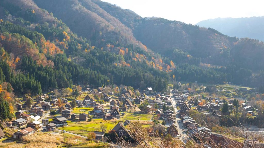 Construída há 250 anos, a vila japonesa possui 114 casas de palha que resistem à neve extrema e marcam um recorde de arquitetura