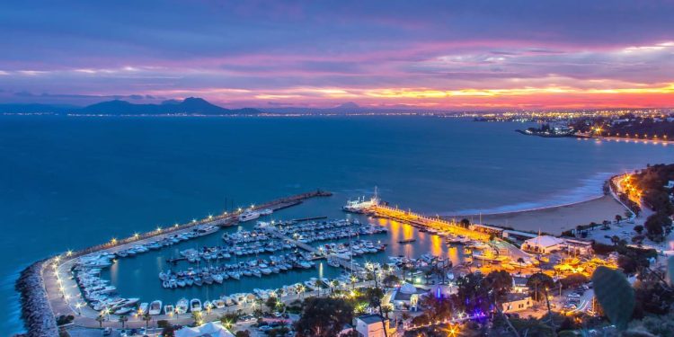 Com suas paredes brancas e janelas azuis, a vila que adotou esse padrão em 1912 virou o refúgio artístico mais charmoso de toda a costa tunisiana