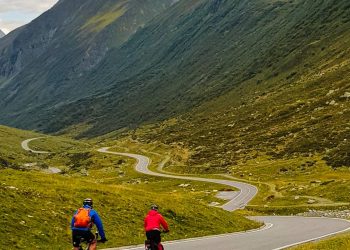 om 34 curvas e 2.032 metros de altura, a estrada alpina na Áustria surge como um marco de engenharia e beleza