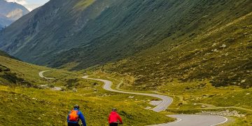 om 34 curvas e 2.032 metros de altura, a estrada alpina na Áustria surge como um marco de engenharia e beleza