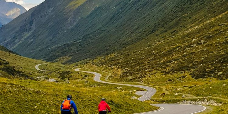 om 34 curvas e 2.032 metros de altura, a estrada alpina na Áustria surge como um marco de engenharia e beleza