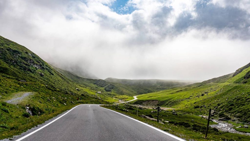 om 34 curvas e 2.032 metros de altura, a estrada alpina na Áustria surge como um marco de engenharia e beleza