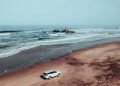 A desértica estrada de sal que corta centenas de quilômetros de isolamento total, onde as dunas da Namíbia encontram o mar e restos de naufrágios