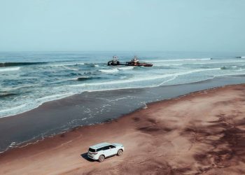 Com asfalto de sal e cercada por navios naufragados, a rota na Namíbia é um dos trajetos mais desafiadores do deserto do Namibe