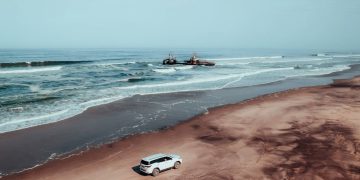 Com asfalto de sal e cercada por navios naufragados, a rota na Namíbia é um dos trajetos mais desafiadores do deserto do Namibe