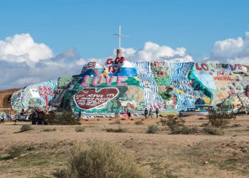 O anárquico acampamento no deserto da Califórnia sem leis impostos ou água encanada que atrai milhares de nômades