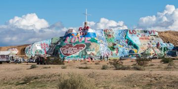O anárquico acampamento no deserto da Califórnia sem leis impostos ou água encanada que atrai milhares de nômades