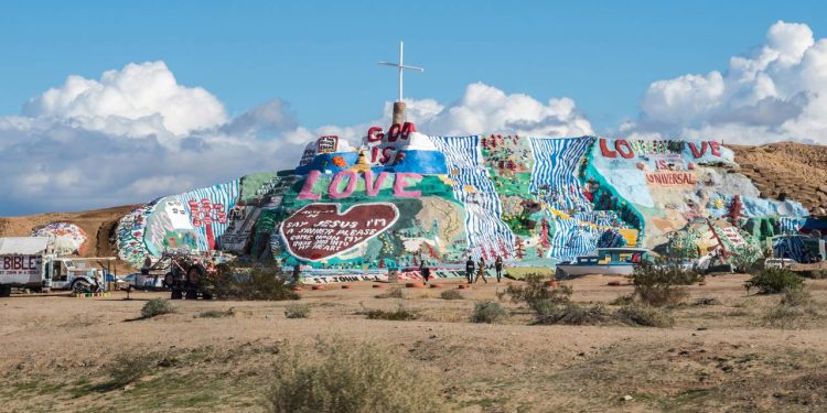 O anárquico acampamento no deserto da Califórnia sem leis impostos ou água encanada que atrai milhares de nômades