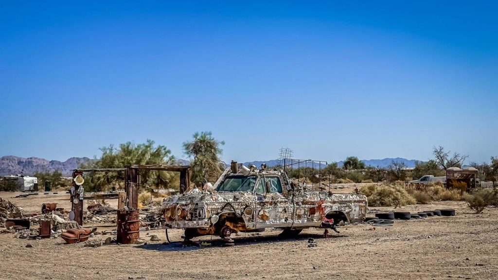 O anárquico acampamento no deserto da Califórnia sem leis impostos ou água encanada que atrai milhares de nômades