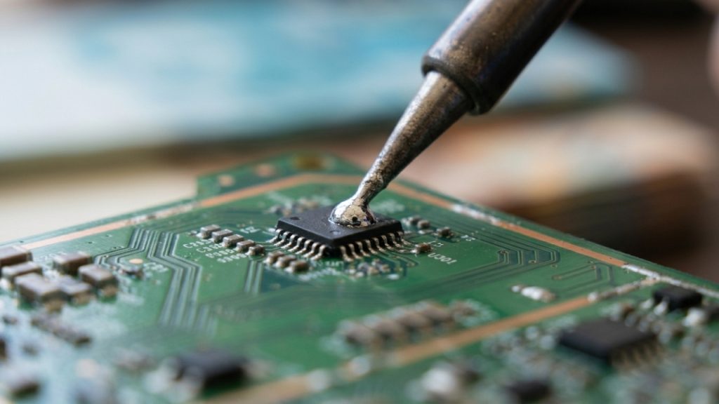 Profissão de conserto de celulares de luxo permite faturar 10 mil reais sem precisar de faculdade