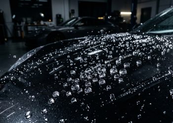 O líquido de R$ 50 que cria um escudo invisível no carro e evita os gastos absurdos nas oficinas de estética automotiva