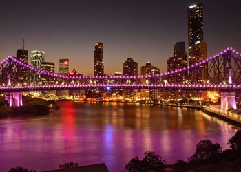 Com 777 metros de extensão e 74 metros de altura, a ponte em Brisbane é a maior estrutura cantilever de aço da Austrália desde 1940