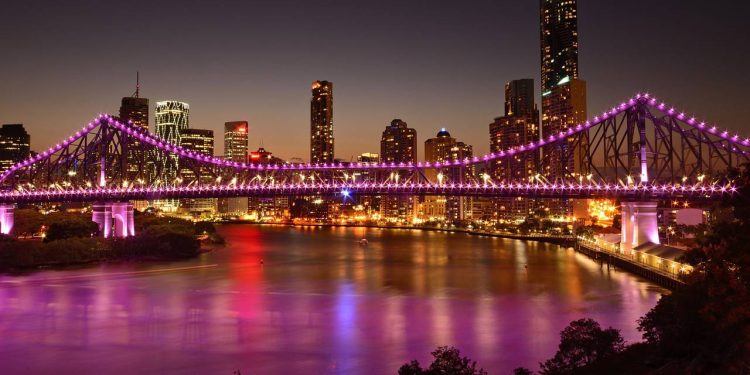 Com 777 metros de extensão e 74 metros de altura, a ponte em Brisbane é a maior estrutura cantilever de aço da Austrália desde 1940