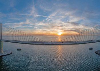 Elevando-se a 131 metros de altura em seus 6.668 metros de asfalto, a ponte na Flórida é um dos maiores recordes mundiais de vãos estaiados em concreto