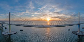 Elevando-se a 131 metros de altura em seus 6.668 metros de asfalto, a ponte na Flórida é um dos maiores recordes mundiais de vãos estaiados em concreto