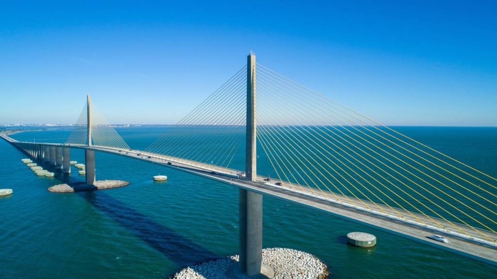 Elevando-se a 131 metros de altura em seus 6.668 metros de asfalto, a ponte na Flórida é um dos maiores recordes mundiais de vãos estaiados em concreto