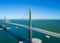 A monumental estrutura estaiada de 6,7 km de extensão inaugurada em 1987 com mastro central de 131 metros que cruza as águas da baía na Flórida